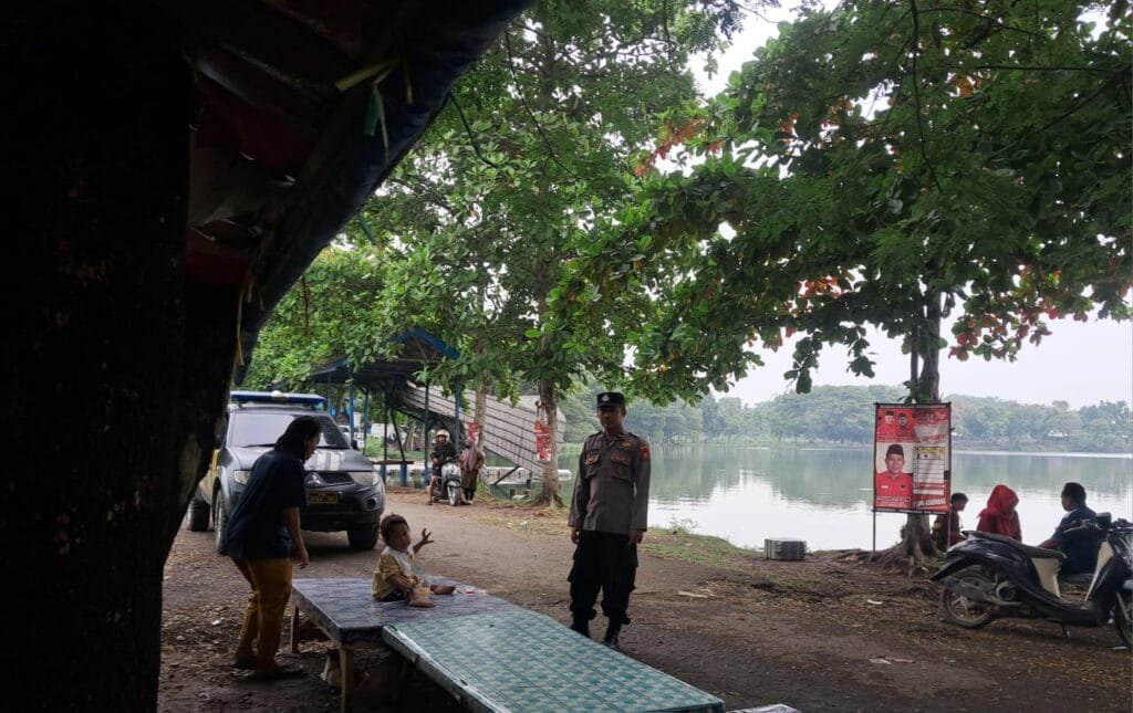 Polsek CIampel, Bhabinkamtibmas Aipda Tono Melaksanakan Patroli Dialogis Antisipasi C3 dan Kejahatan Lainnya Di Wilayah Mesin Pos jaga kawasan suryacipta Desa Mulyasejati .