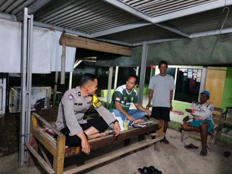 Polres Karawang, Bhabinkamtibmas Desa Mulyasari Aipda Koko Sudrajat Melaksanakan Giat Sambang Pos Ronda Cegah Kriminalitas Malam Hari Ke Petugas Ronda Di Wilayah Desa Mulyasari.