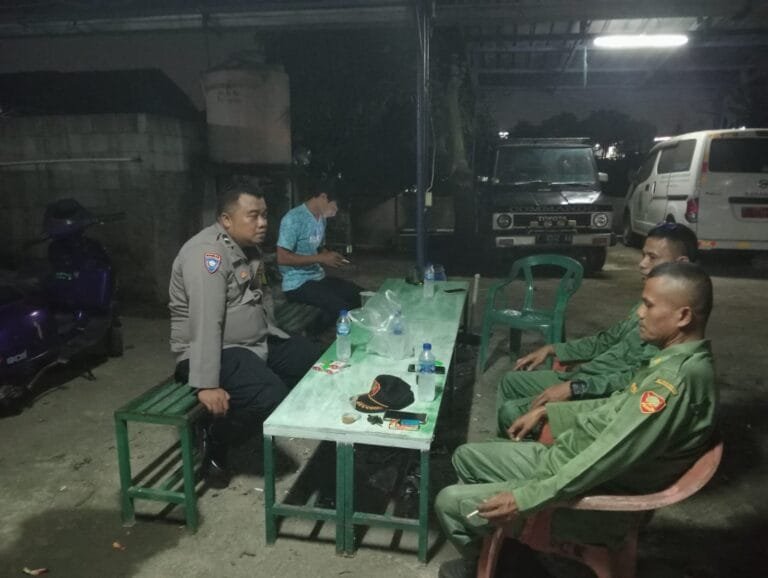 Polres Karawang, Bhabinkamtibmas Desa Kutamekar Melaksanakan Giat Sambang Pos Ronda Cegah Kriminalitas Malam Hari Ke Petugas Ronda Di Wilayah Desa Kutamekar.