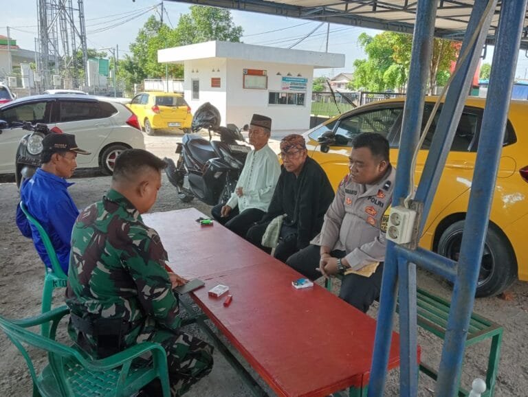 Sinergitas TNI – POLRI: Aipda Sugianto Bersama Sertu Dodi Kristian Mengunjungi Masyarakat Desa Kutamekar untuk Sosialisasi Bahaya Perdagangan Manusia dan Pencegahannya.