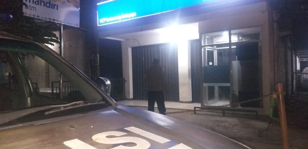 Polisi Batujaya Kontrol Keamanan Bank Mandiri Unit Batujaya pada Malam Hari