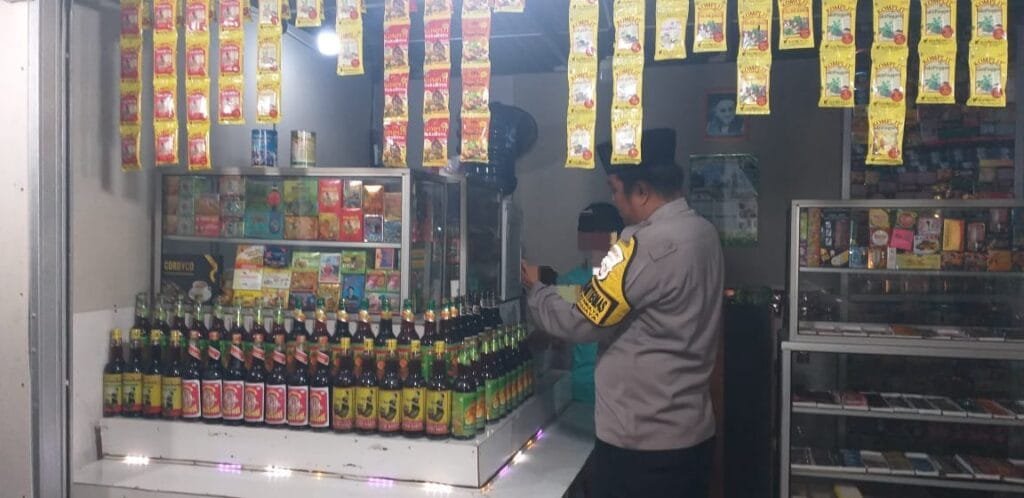 Anggota Polsek Batujaya melaksanakan razia Minuman keras (Miras) pada malam hari