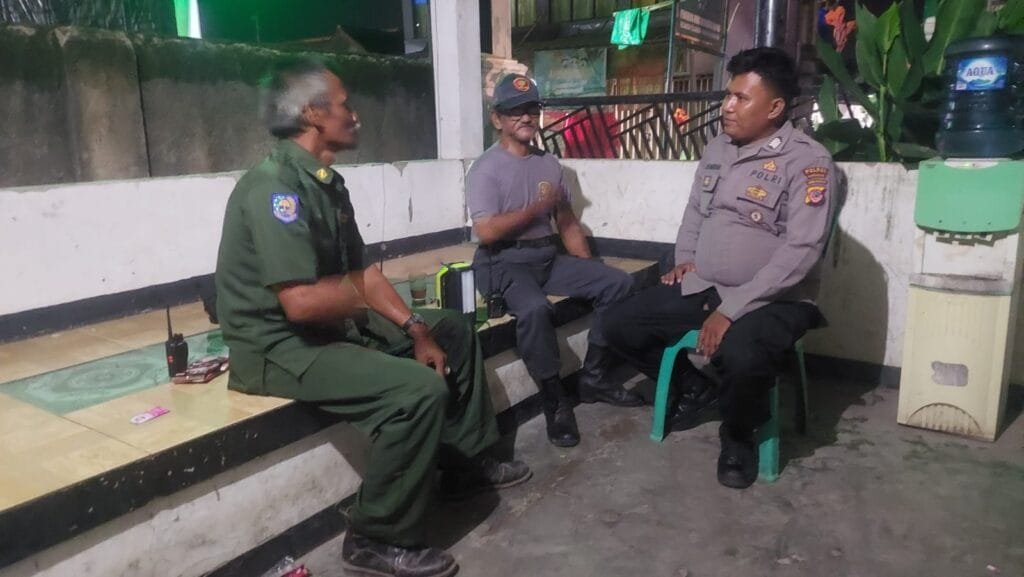 Bhabinkamtibmas Polsek Telagasari Pastikan Lingkungan Aman dengan Ikuti Ronda Bersama Warga