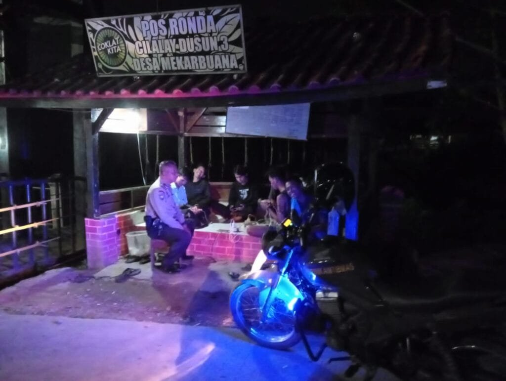 Warga Cilalay Curhat ke Bhabinkamtibmas Polsek Tegalwaru Saat Sambang Warga di Posronda