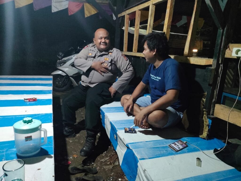 Bhabinkamtibmas Polsek Telagasari Sosialisasikan Layanan 110 Kepada Masyarakat