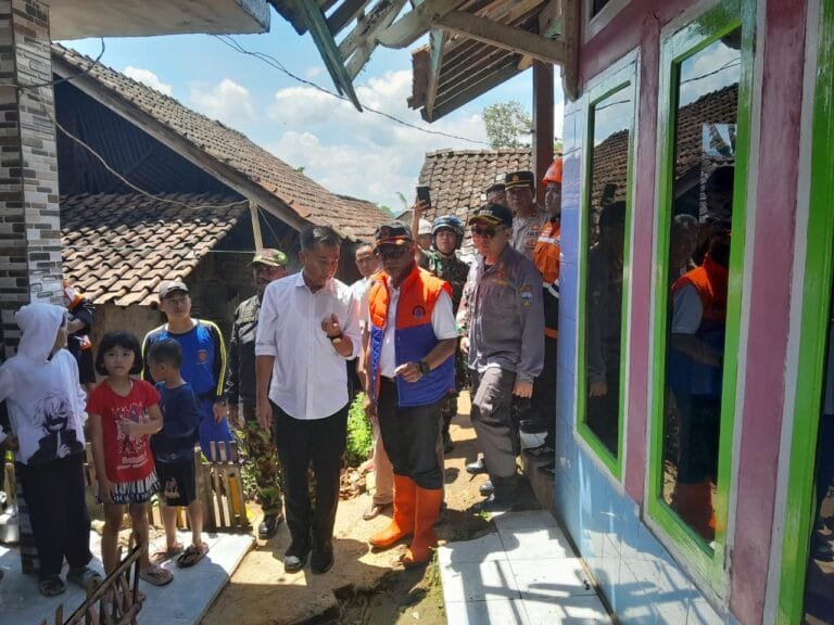 PJ Bupati Garut Kunjungi Korban Gempa di Wilayah Selatan