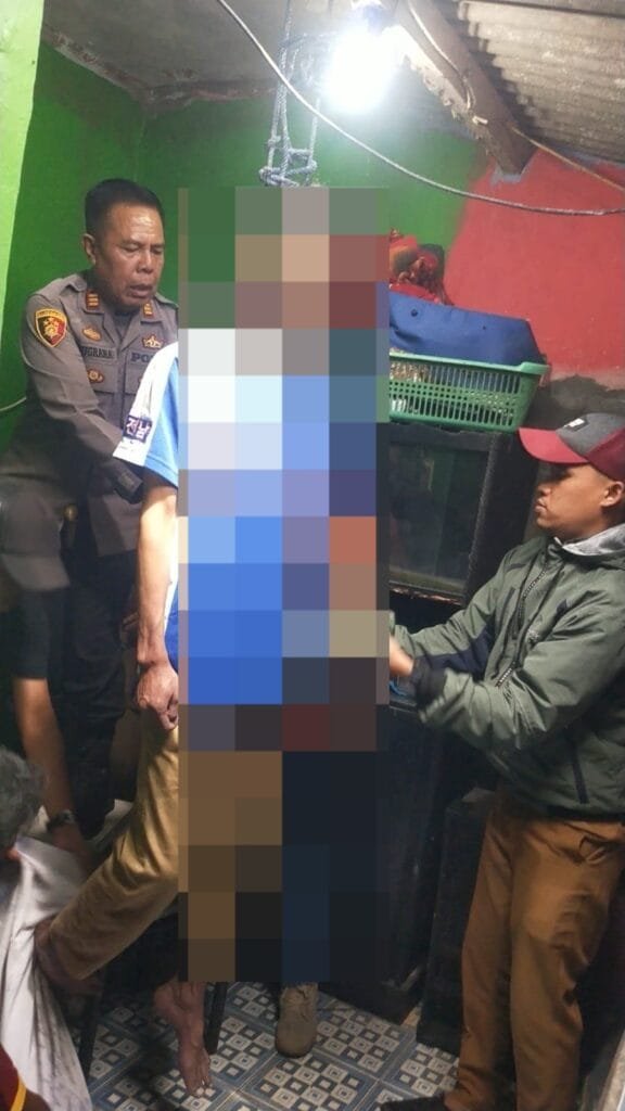 Polsek Cisompet Evakuasi Penemuan Mayat Gantung Diri Di Desa Cihaurkuning