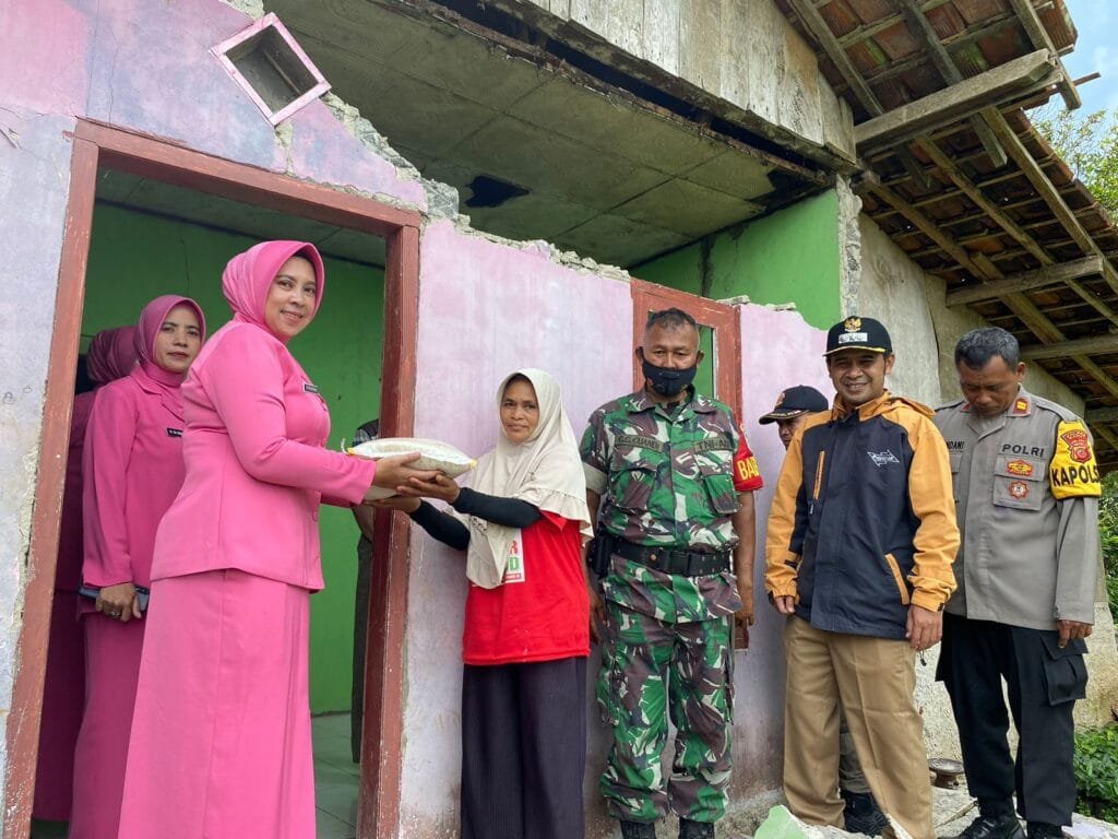 Peduli Sesama Polsek Talegong Beserta Bhayangkari Bhakti Sosial Kepada Warga Terdampak Gempa Bumi