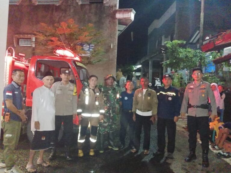 Polsek Cibatu Bantu Padamkan Kebakaran Yang Menimpa Rumah Warga