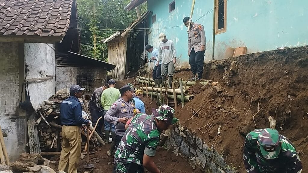 Garut – Sinergitas Polsek Cilawu Polres Garut dan Koramil 1114 Bersama Warga Bersihkan Material Rumah Rusak Dampak Gempa Bumi di Kecamatan Cilawu Kabupaten Garut. Selasa (30/04/2024)
