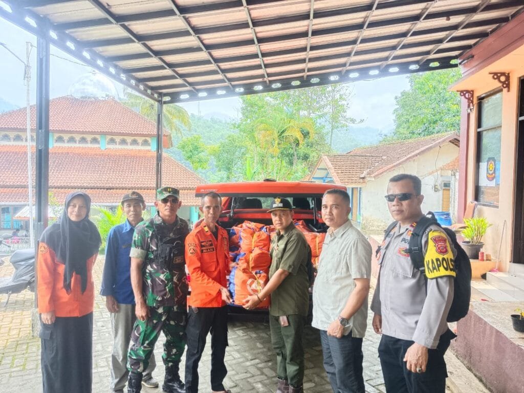 Respon Bencana Alam Polsek Pakenjeng Turut Serta Ikuti Pendirian Posko Tanggap Darurat Untuk Pengungsi Bencana Tanah Bergerak