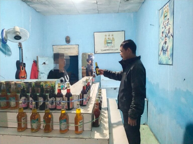 Dalam Giat Patroli Malam Hari, Anggota Reskrim Mengamankan Minuman Keras Jenis Arak Dari Kios Jamu