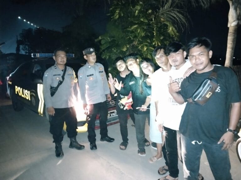 Dalam Patroli Dialogis, Bhabinkamtibmas Polsek Rengasdengklok Laksanakan Sambang Dengan Warga