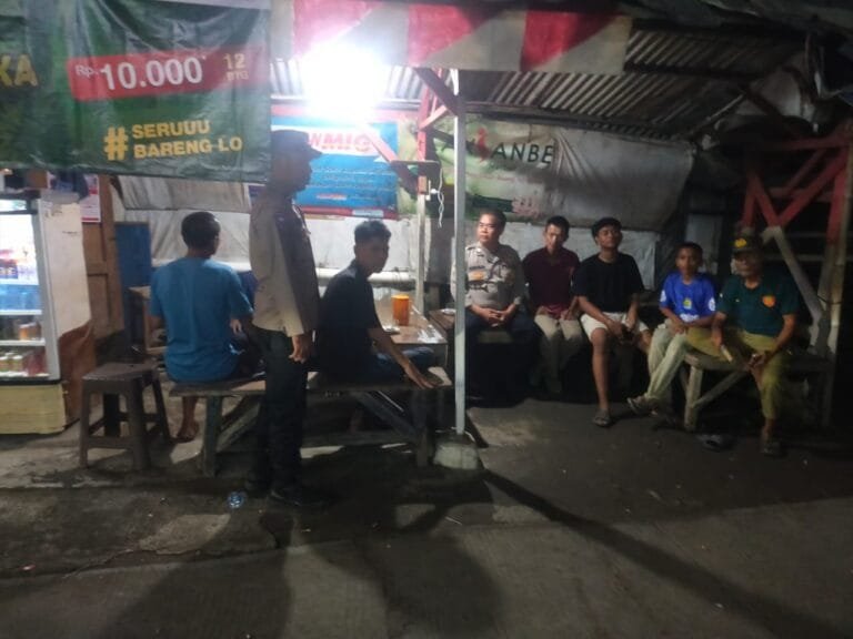 Anggota Polsek Rengasdengklok Melaksanakan Patroli Prekat Malam Dan Sambangi Petugas Ronda