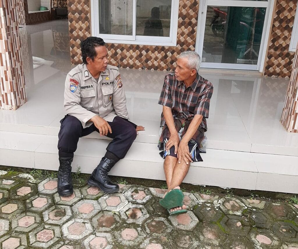 Polres Karawang Anggota Polsek Pakisjaya Sambang Dialogis Kepada Warga Desa Tanjungbungin