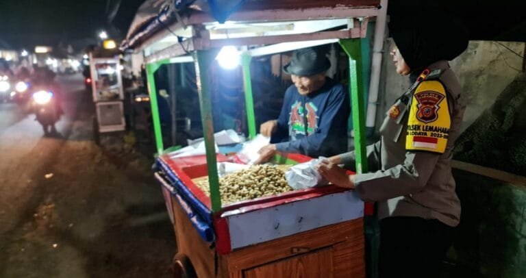 Patroli Dialogis Kapolsek Lemahabang Dengan Pedagang Malam