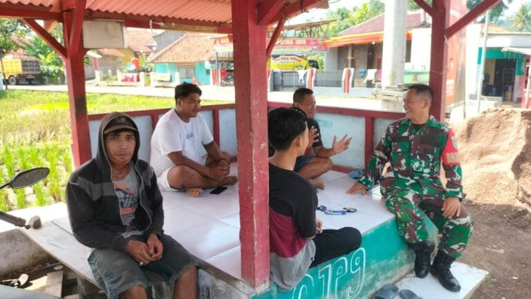 Serda Atep Memberikan Arahan Kepada Masyarakat Untuk Mengikuti Aturan Pemerintah