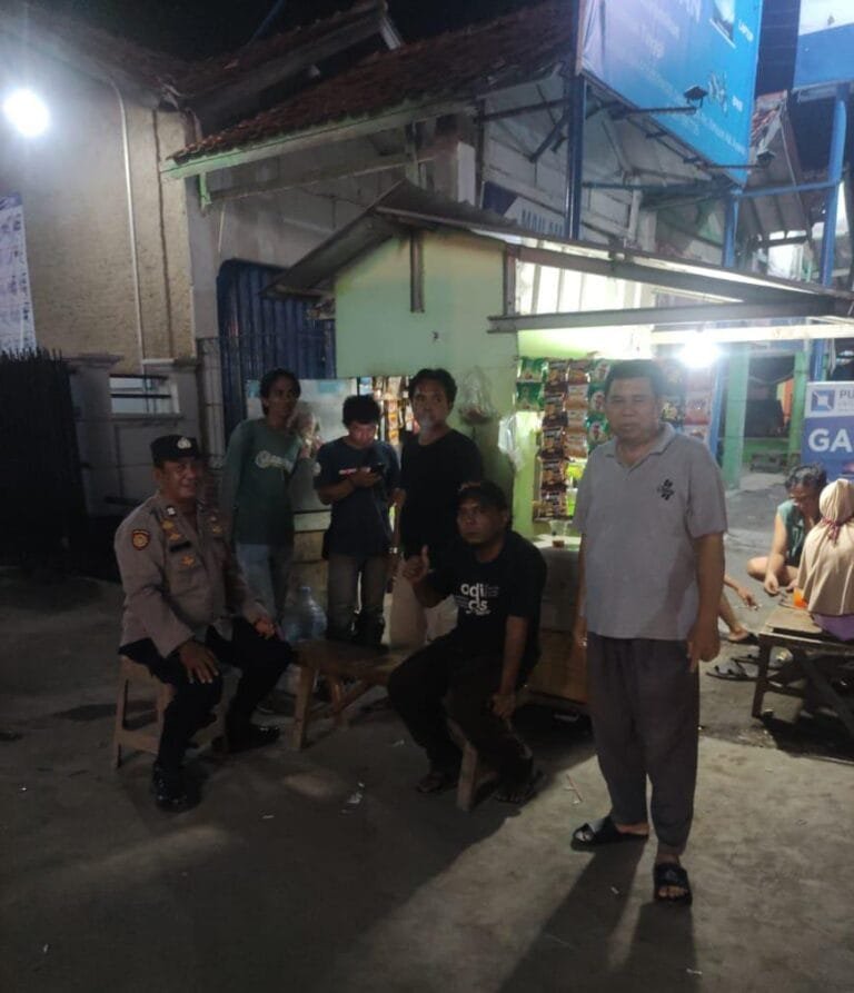 Bhabinkamtibmas Ikut Serta Dalam Giat Ronda Bersama Warga