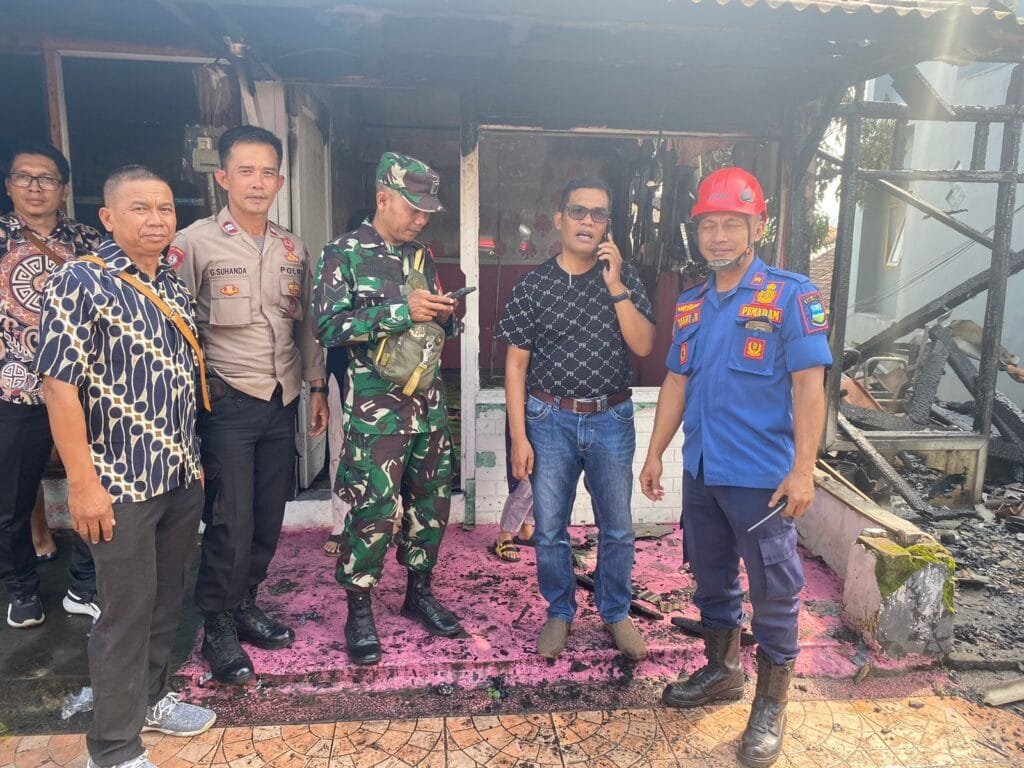 Polsek Garut Kota Cek Tkp Kebakaran Yang Melanda Kios Pangkas Rambut di Kelurahan Paminggir