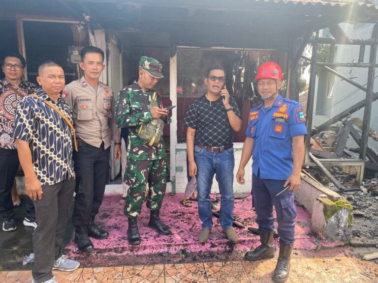 Polsek Garut Kota Cek Tkp Kebakaran Yang Melanda Kios Pangkas Rambut di Kelurahan Paminggir
