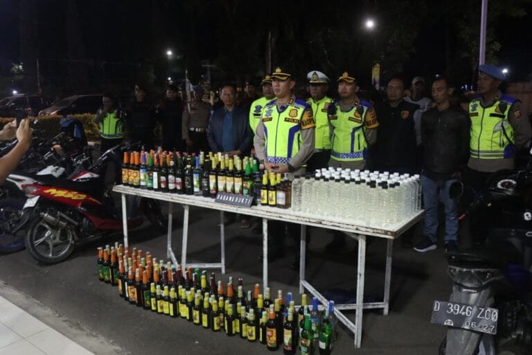 Kabid Humas Polda Jabar : Operasi Gabungan Polisi Berhasil Amankan Puluhan Pelanggar Lalulintas dan Miras