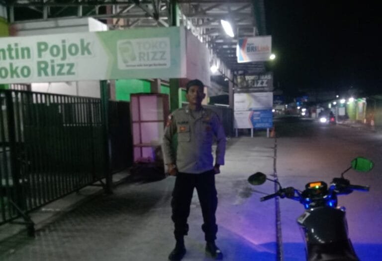 Patroli Malam Anggota Polsek Cibuaya Polres Karawang untuk Mencegah Gangguan Kamtibmas di Wilayah Hukum Polsek Cibuaya.