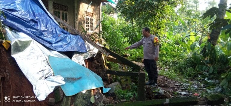Kabid Humas Polda Jabar : Polisi Cek Lokasi Terkait Adanya Bencana Alam Longsor Menimpa Pondasi Rumah Warga yang Diakibatkan Curah Hujan Tinggi