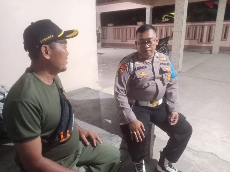 Bhabinkamtibmas Polsek Telagasari Dampingi Warga Melakukan Ronda Untuk Jaga Keamanan Lingkungan