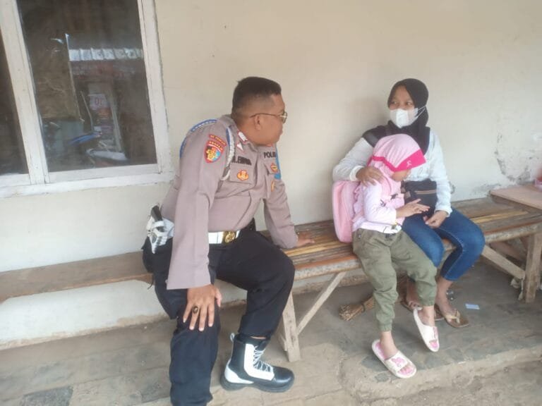 Bhabinkamtibmas Polsek Telagasari Sambangi Warga dan Sampaikan Himbauan TPPO