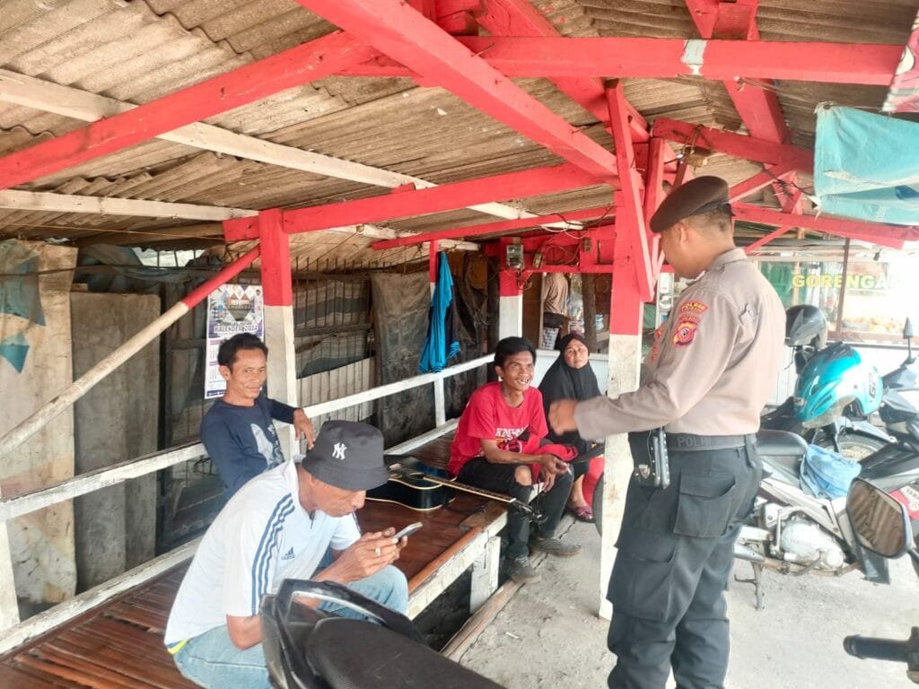 Anggota Sat Samapta Polres Karawang melaksanakan Patroli Perintis Presisi serta Sambangi Masyarakat Di Sekitar Gempol Kab. Karawang