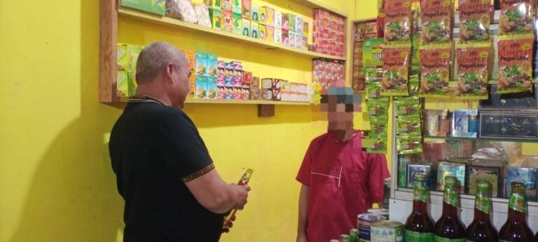 Kring Serse Polsek Banyusari Datangi Toko Jamu Temukan Miras 2 Botol Kecil