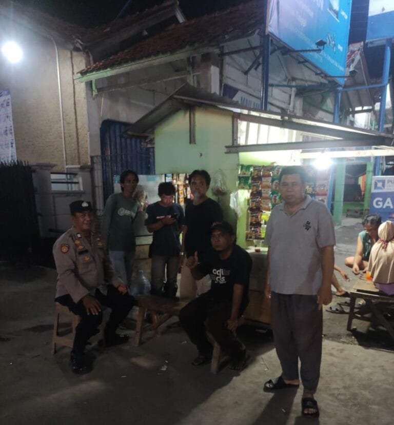 Bhabinkamtibmas Ikut Serta Dalam Giat Ronda Bersama Warga