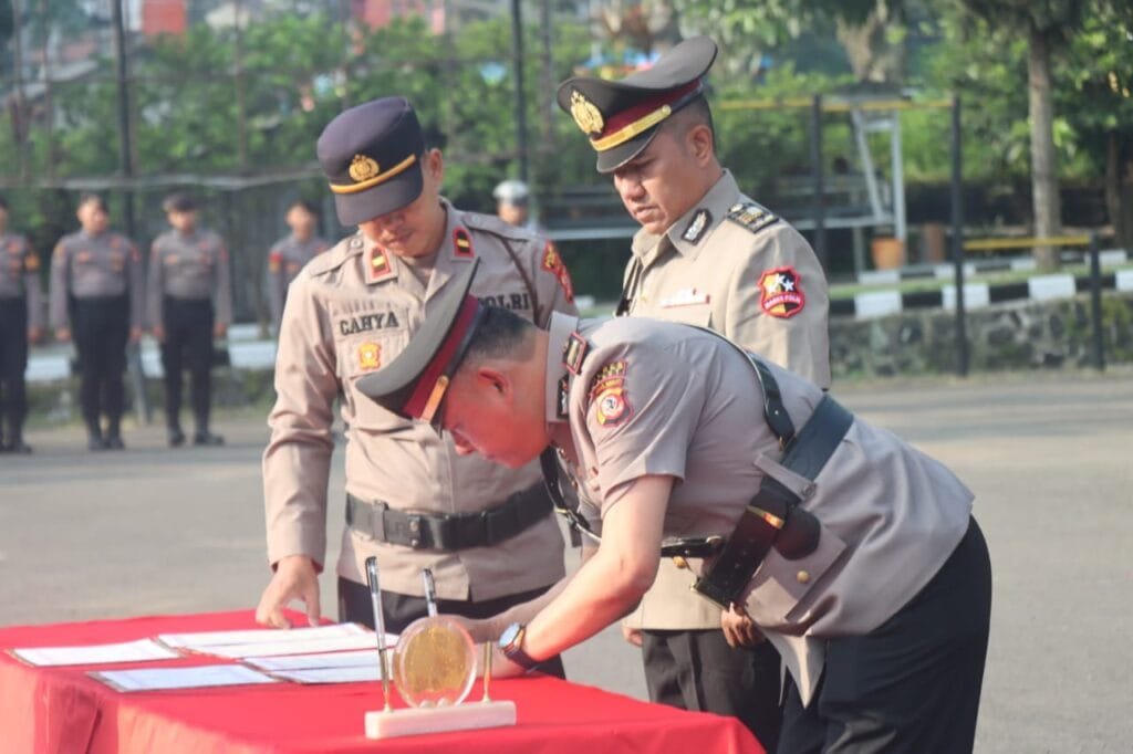Kapolres Garut Pimpin Upacara Serah Terima Jabatan Dan Pemberian Penghargaan Kepada Personil Polres Garut Yang Berprestasi