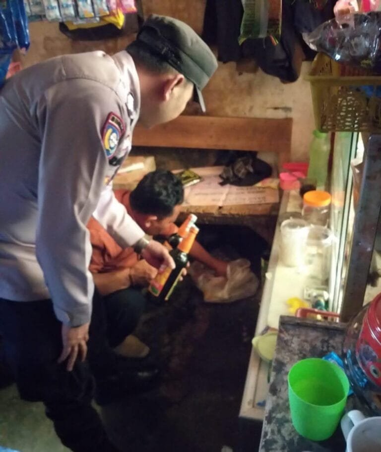 Belasan Botol Miras Di Amankan Polsek Wanaraja