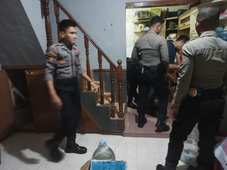 Respon Pengaduan Warga, Polres Tasik Kota Amankan Puluhan Botol Minuman Keras Kemasan Jenis Ciu