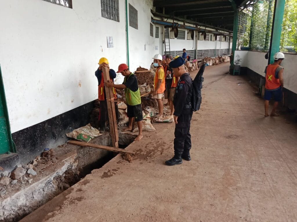 JAGA KEAMANAN, PERSONEL SAT BRIMOB POLDA JABAR PATROLI DI SEKITARAN STASIUN KCJB PADALARANG