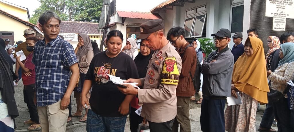 Kabid Humas Polda Jabar : Polisi Monitoring Pendistribusian Bantuan Pangan Berupa Beras