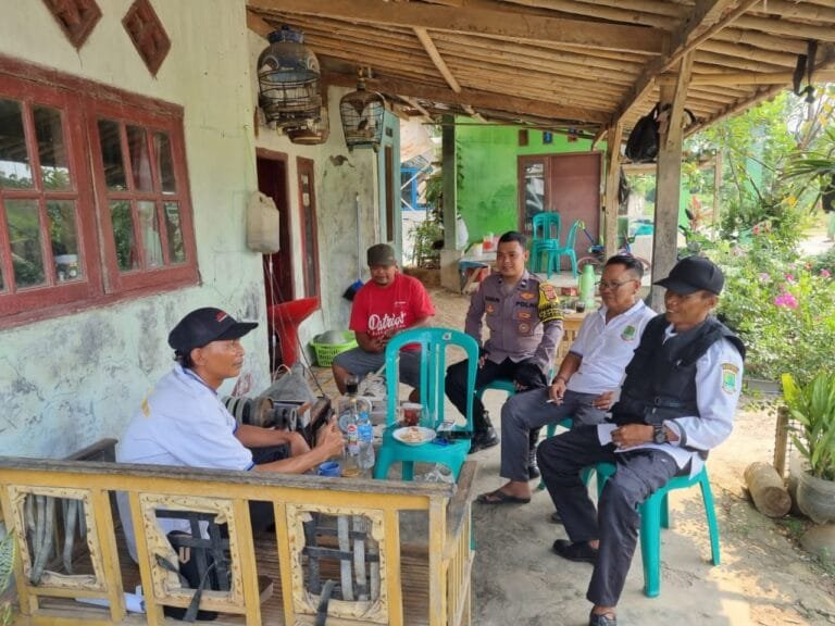 Polres Karawang, Bhabinkamtibmas Sosialisasi Lapor Pak Kapolres di Pasir Jengkol