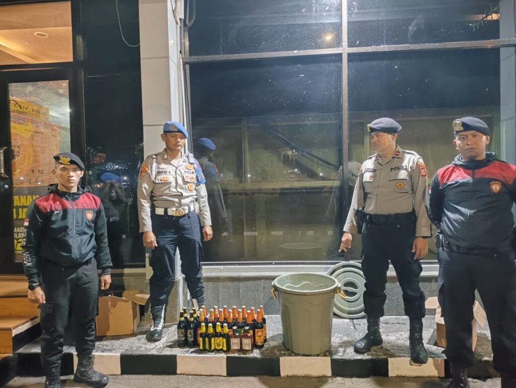 Polres Garut Razia Puluhan Botol Minuman Keras