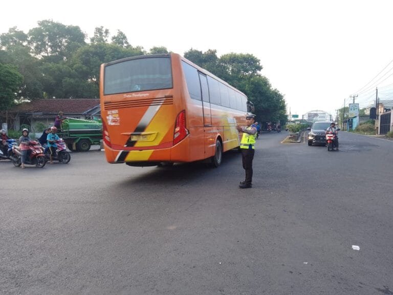 Polres Karawang, Urai Kepadatan Arus Lalin Unit Lantas Polsek Kotabaru Lakukan Protap Pagi