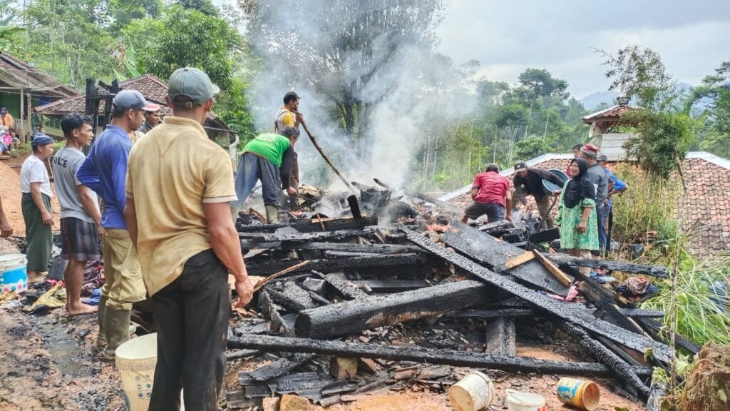 Polsek Cisompet Bantu Padamkan Kebakaran Yang Menimpa Rumah Warga Di Desa Margamulya