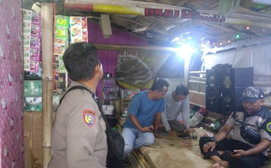 Anggota Polsek Batujaya ajak Masyarakat Desa Batujaya Ciptakan Keamanan pada malam hari di lingkungan masyarakat