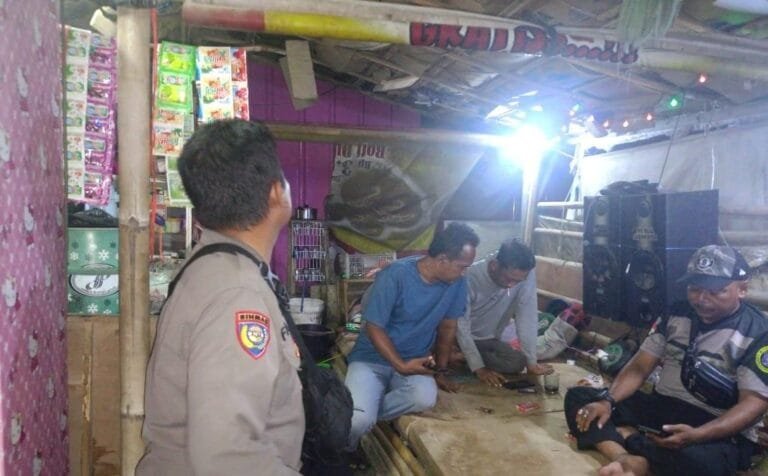 Anggota Polsek Batujaya ajak Masyarakat Desa Batujaya Ciptakan Keamanan pada malam hari di lingkungan masyarakat
