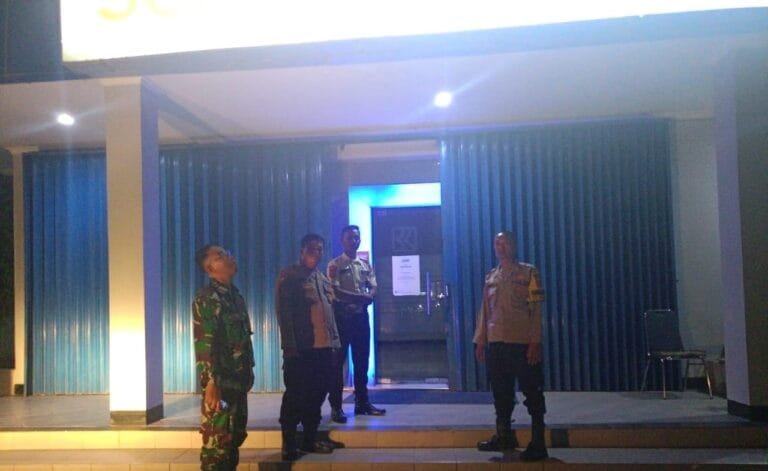 Anggota Patroli Polsek Batujaya Bersama Anggota Koramil Batujaya Sambangi Scurity Bank BRI Unit Batujaya Pada Malam Hari