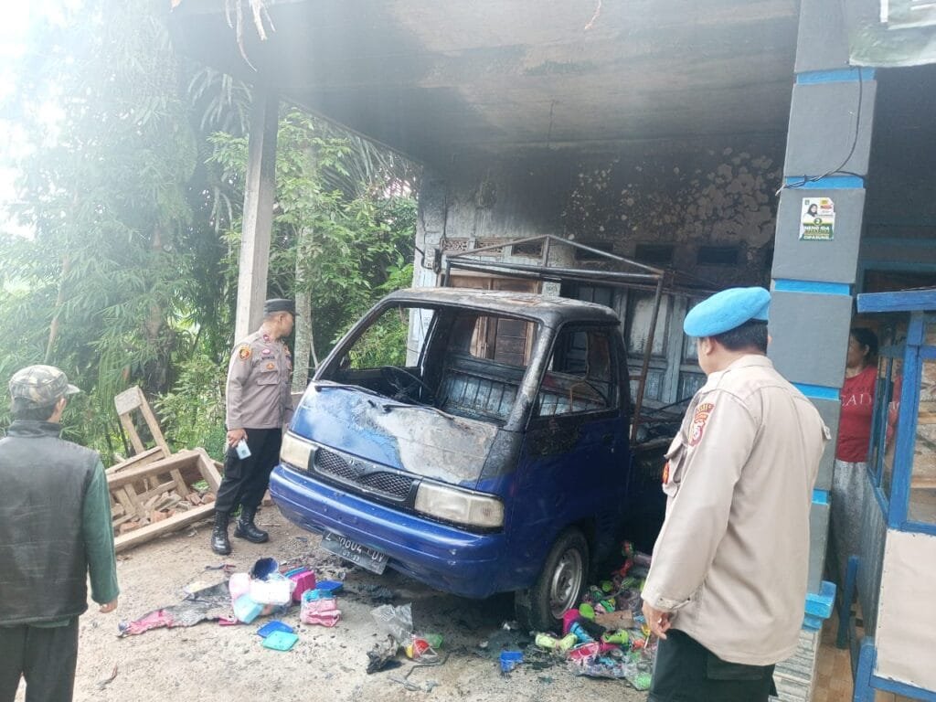 Diduga Akibat Korleting Listrik Mobil Kebakaran Hebat Terjadi Di Desa Karang Agung