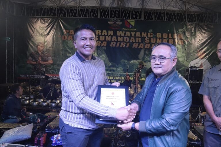 Meriahkan HUT Yonif Para Raider 330/Tri Dharma Ke – 72, Gelar Wayang Golek Giri Harja 3