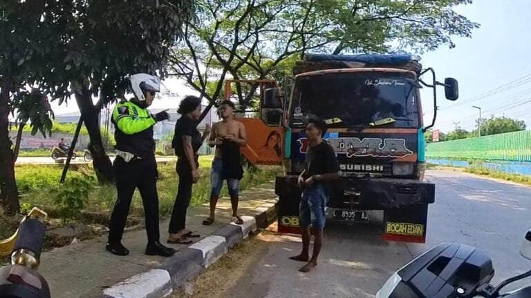 Cara Humanis Polisi di Karawang, Tindak Pelanggar Lalu Lintas di Jalan Raya