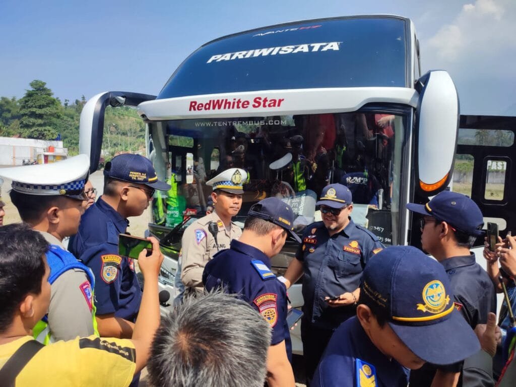 Jaga Keselamatan Masyarakat Sat Lantas Polres Garut Cek Armada Bus Pariwisata