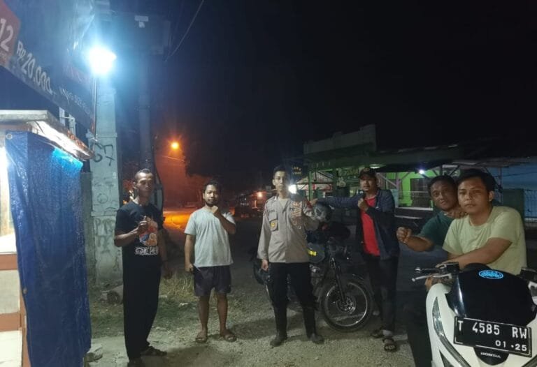 Ngawangkong Asik Bhabinkamtibmas Polres Karawang Bersama Masyarakat