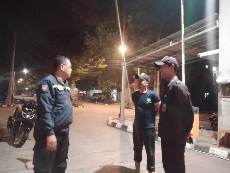 Bhabinkamtibmas Polres Karawang Lakukan Patroli Keliling di Jalan Pangkal Perjuangan